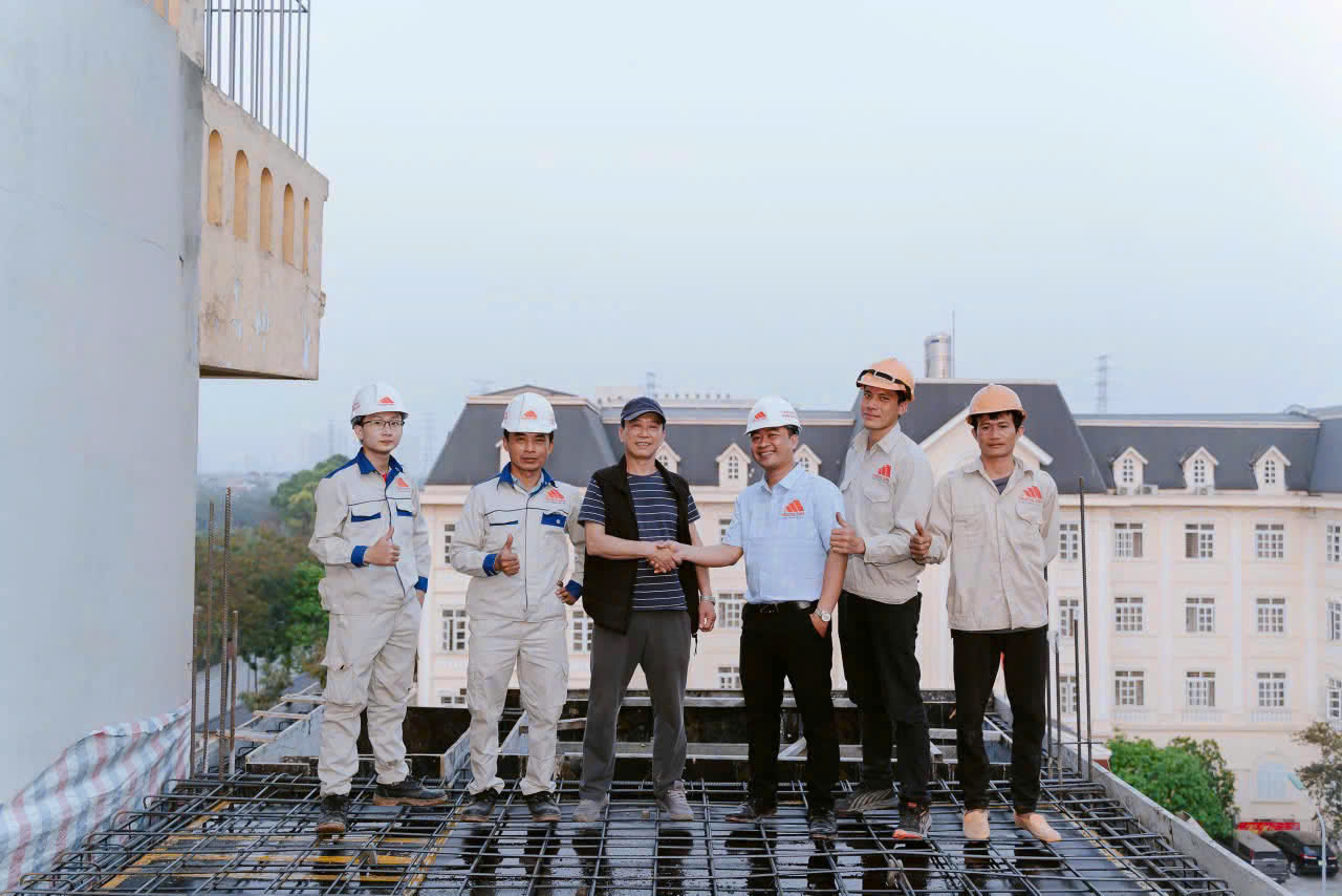 chú Chương và cán bộ kỹ thuật Trường Sinh
